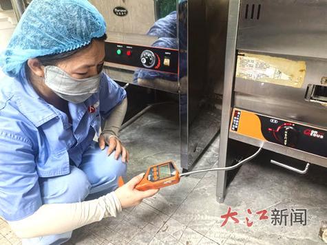 网格员检查燃气设备设施